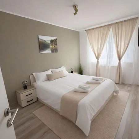 2 Beds - Free Parking - Steps To Coresi Mall Apartment