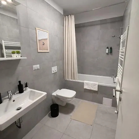 2 Beds - Free Parking - Steps To Coresi Mall *