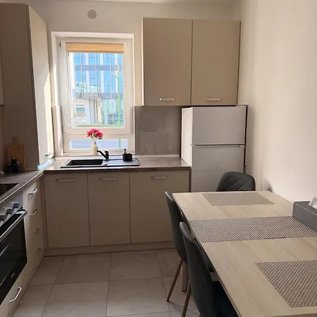 2 Beds - Free Parking - Steps To Coresi Mall Apartment Brașov