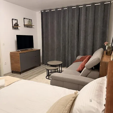 2 Beds - Free Parking - Steps To Coresi Mall Braşov