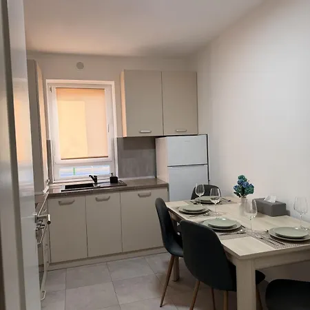 2 Beds - Free Parking - Steps To Coresi Mall * 브라쇼브