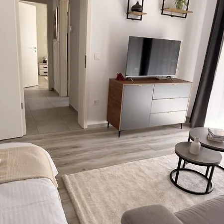 2 Beds - Free Parking - Steps To Coresi Mall Apartamento