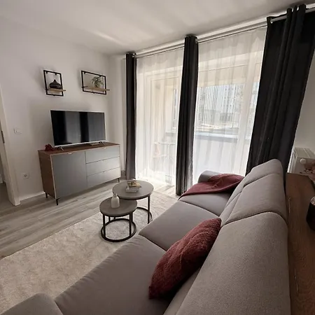 2 Beds - Free Parking - Steps To Coresi Mall * 브라쇼브